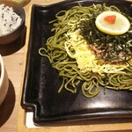 瓦.Tokyo 神田Y-STYLE - ランチ わかめご飯付 甘めのタレとお肉と茶蕎麦が良く合います。何気にお茶が美味しいです。夜も山口の地酒が ＋500円で飲み放題で、都内の中では品揃え良いと思います。