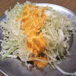 やき鳥三太郎 - 付け合わせのキャベツ千切り(2019年12月29日撮影)