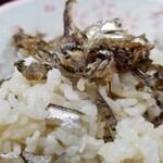 讃岐うどん河野 - いりこ天カス・表情。