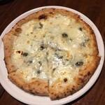 ピッツェリア グランデ - 4種のチーズのピザ