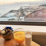 ヒルトン福岡エグゼクティブラウンジ - オレンジジュースとバナナスムージー