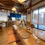 おおもり - 厨房の中には、若い助っ人さんがいました。ワサビ摺ってました。