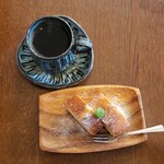 多目的喫茶店アイビィ - “コアントローとゆずのパウンドケーキとコーヒーのセット(670円)です。