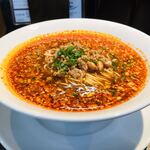 四川担担麺 蒼雲 - 難しいとされる酸味と辣味のバランスが絶妙
      すっきりしながらコクもある超絶酸辣麺╰(*´︶`*)╯