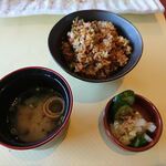 ステーキハウス 秀 - ガーリックライス、お味噌汁、香の物　2020.1