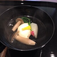 しらゆき - ホタテのしんじょ、聖護院大根、大黒しめじのお吸い物。
                    聖護院大根にお出汁が良く染みています。