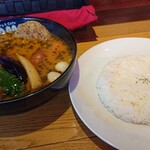 SAMA - 男の肉食カリー 1,550円、クリーミー海老スープ 110円、トッピングえび 220円。合計 1,880円(全て税込)
