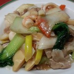 中国料理天山 - 八宝菜（880円）野菜の他にエビ・イカ・うずら卵・豚肉が入っています