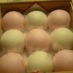 美濃忠 本店 - 普通の薯蕷饅頭より一回り大きな紅白饅頭