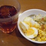 Bia Resutoran Kenizu - 食べ物メニューにはドリンクバーとサラダバーがついてます。
