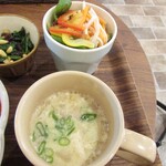 Cafe クマとサーモンと - サラダ・かぼちゃの豆乳味噌スープ