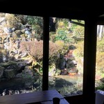 週末マクロビcafe 三調家 - 山水が池に流れ込んでいます