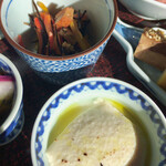 Ichuu - ⑤ 大洗のひじきを使った煮物
      ⑥豆腐に粗塩、ブラックペッパー、オリーブオイル