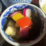 Ichuu - ⑦もずく酢。紫玉ねぎ、キウイ、パプリカなども入っています