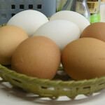 丸八酒店 - 卓上にはゆで卵がツマミとして置かれています