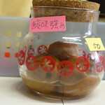 丸八酒店 - 美味しそうな自家製梅干しはツマミや焼酎のお湯割りで重宝されています