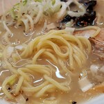 らーめん兜 - 麺のアップです。