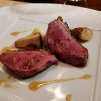 レストラン ラリューム - ビュルゴー家シャラン鴨のロースト