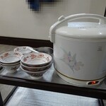 menkuichuubouebotsu- - セルフのご飯は炊飯器とお茶碗が置いてあります