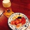 ザ・ホフブロウ - 料理写真:ホフブロイ(ビール)@680円(税込)と生ハムサラミチーズ600円(税込)
