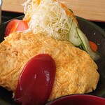 Kadohachi - オムレツには鶏肉と玉ねぎが入っていて、中は程よく半熟です。