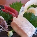 Aiya - 刺身四点盛り
      寒ブリ美味しかった♪