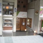 石松 - 北大路に面するが、歩道からは階段で少し下がります