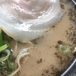 KAZU - とんこつ黒ラーメン