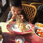 本格インドカレーの館 スパイス - ナンはかぶりつき！