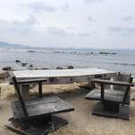 工房とったん - 海とベンチ
