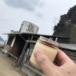 工房とったん - またいちの塩をバックに
      花塩プリンリフト