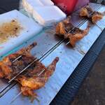 コナズ珈琲 - まな板の鯉状態のフリフリチキンたち
            流れる鶏油でご飯食べれます