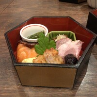 いせもん本店 - 五十鈴川弁当 二の段(焼き八寸(茄子とインゲンの生姜餡、牛バラ肉の八丁味噌仕立て、サーモンの柚庵焼き、イベリコ豚のローストポーク、コーヒー豆、蓮根はさみ揚げ、出汁巻き))