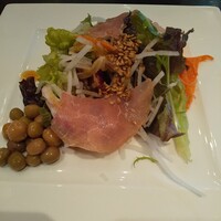 ウルフギャング・パック カフェ 愛知芸術文化センター店 - 付属のサラダ