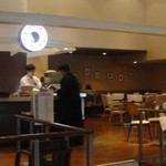 カフェ・ド・シネマ - 店内正面のチェックカウンター