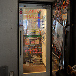 エスビーダイナー コウベ - 出入口扉付近の様子