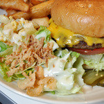 エスビーダイナー コウベ - バーガーに添えられたサラダ