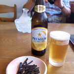 茶茶 - ノンアルコールビール。お通しのきゃらぶき、向かいでは、父が珍しくカメラを構えてます（笑）