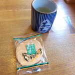 茶茶 - 注文後、お茶と同時に自然薯せんべいがサービスされます
