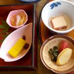 茶茶 - そうめん南瓜酢の物、玉子焼と金時豆、自家製トマトゼリー、高山特産・赤カブ漬など香の物