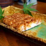 茶茶 - 底面に海苔を貼り、うなぎの皮に見立てている。甘辛いタレと淡泊な自然薯は好相性