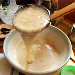 出汁で伸ばした自然薯とろろ。引きが強く、出汁の風味も存分に感じられるご馳走です