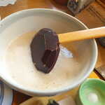 茶茶 - とろろはすり鉢で、たっぷり届けられる。芋の粒々が感じられて野趣たっぷり。出汁の効かせ具合も上手