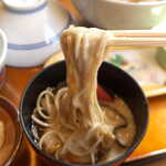 茶茶 - 蕎麦は柔らかく、専門店のような風味はないが… とろろを掛ければ、たちまちご馳走に