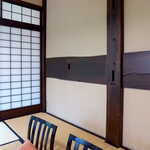 小梨の湯 笹屋 - 古民家時代の木材が、内装のアクセントとして上手に用いられている