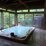 小梨の湯 笹屋 - 朝の内湯。ミルキーブルーの湯と、周りの緑とのコントラストが美しい