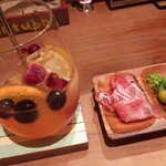 城東バル ナナツボ - サングリア：580円