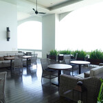 Eastern&Oriental Hotel - 籐椅子が似合うテラス