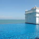 Eastern&Oriental Hotel - プールの先は本土ケダ州