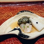 Takanawa Kaiseki Fuji - お造りははヒラメ、ヒラメの昆布巻き、大根の羽子板に大徳寺納豆